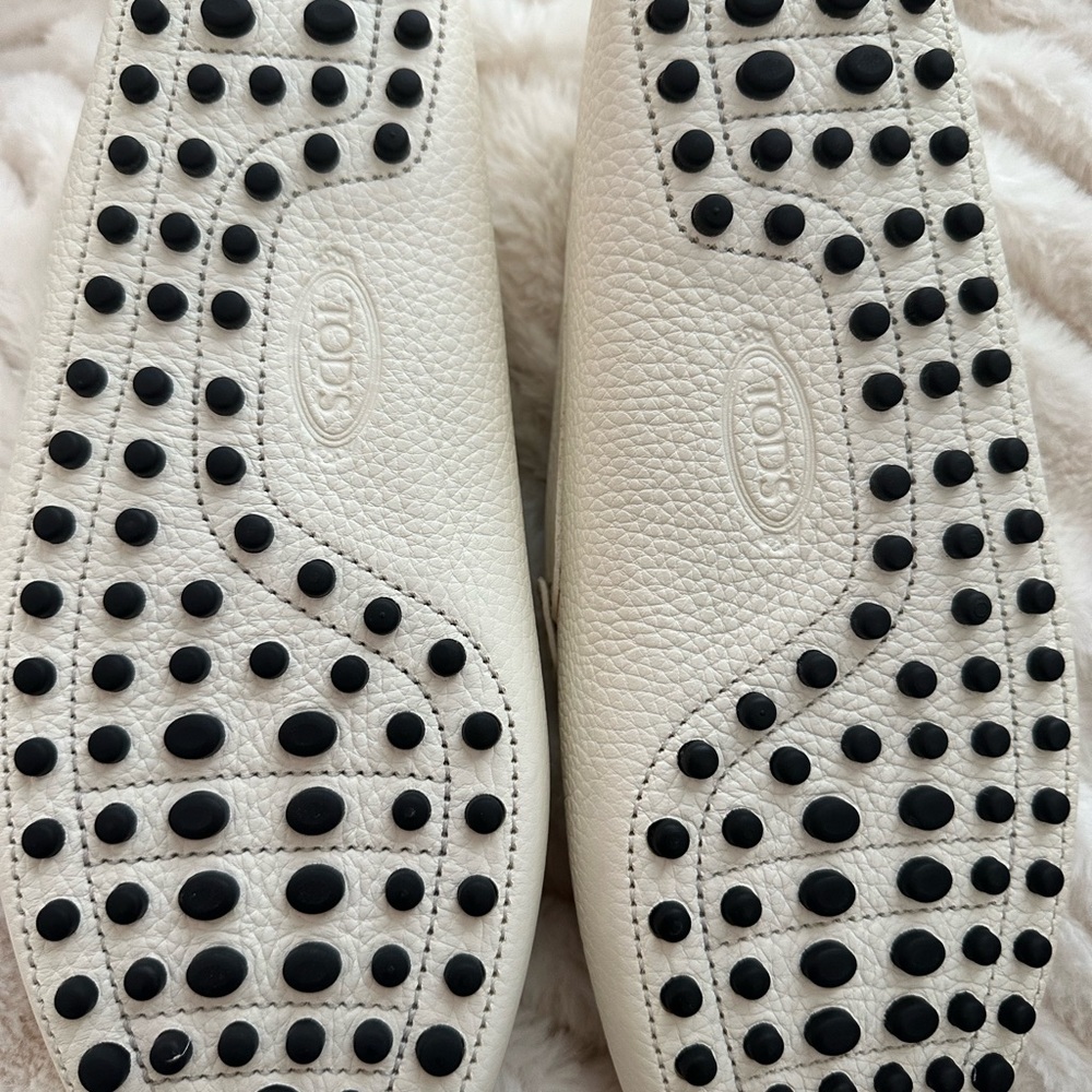 Men’s white Tods men’s Gommino leather moccasin